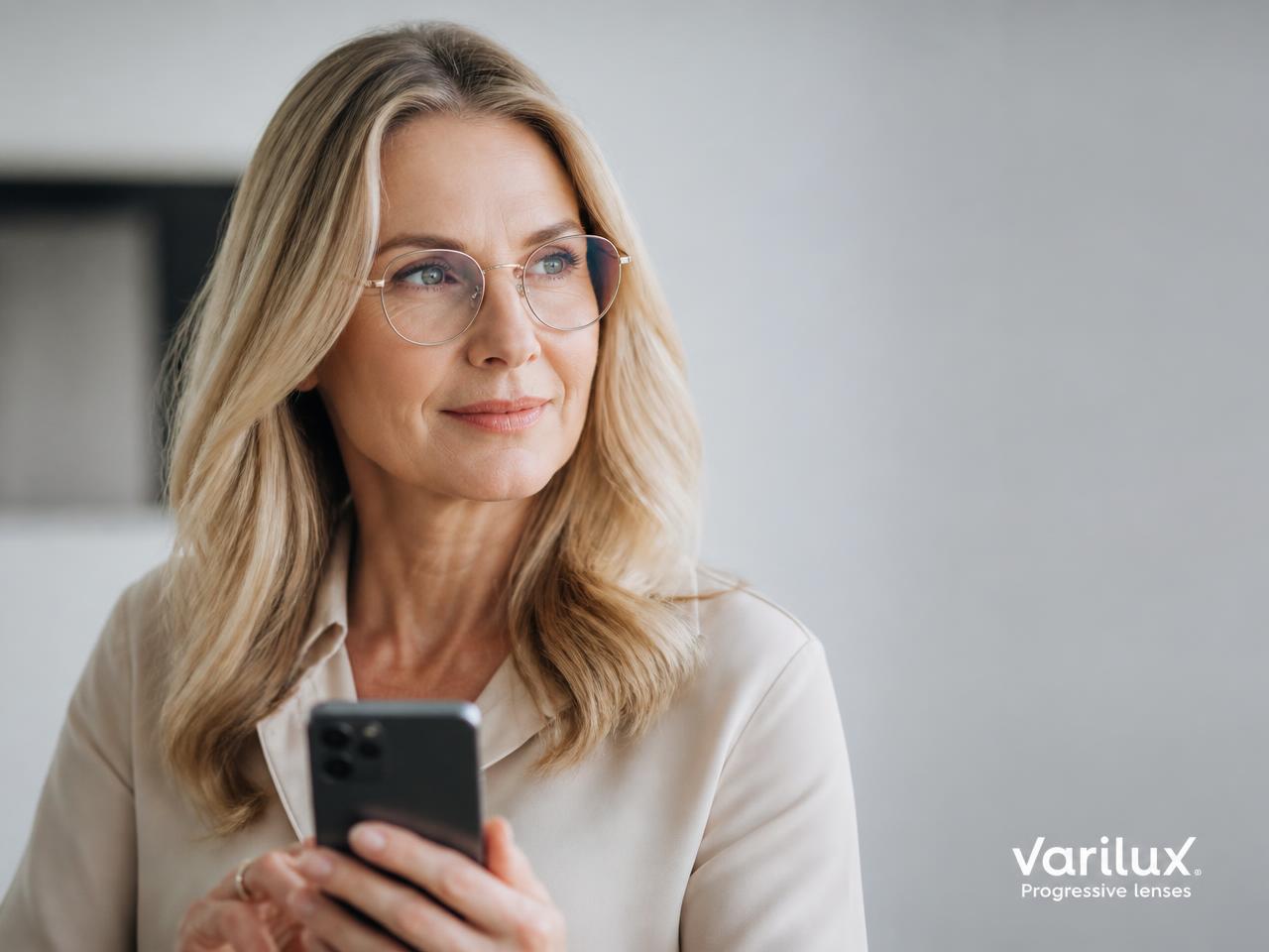 Cliente usando lentes progressivas Varilux