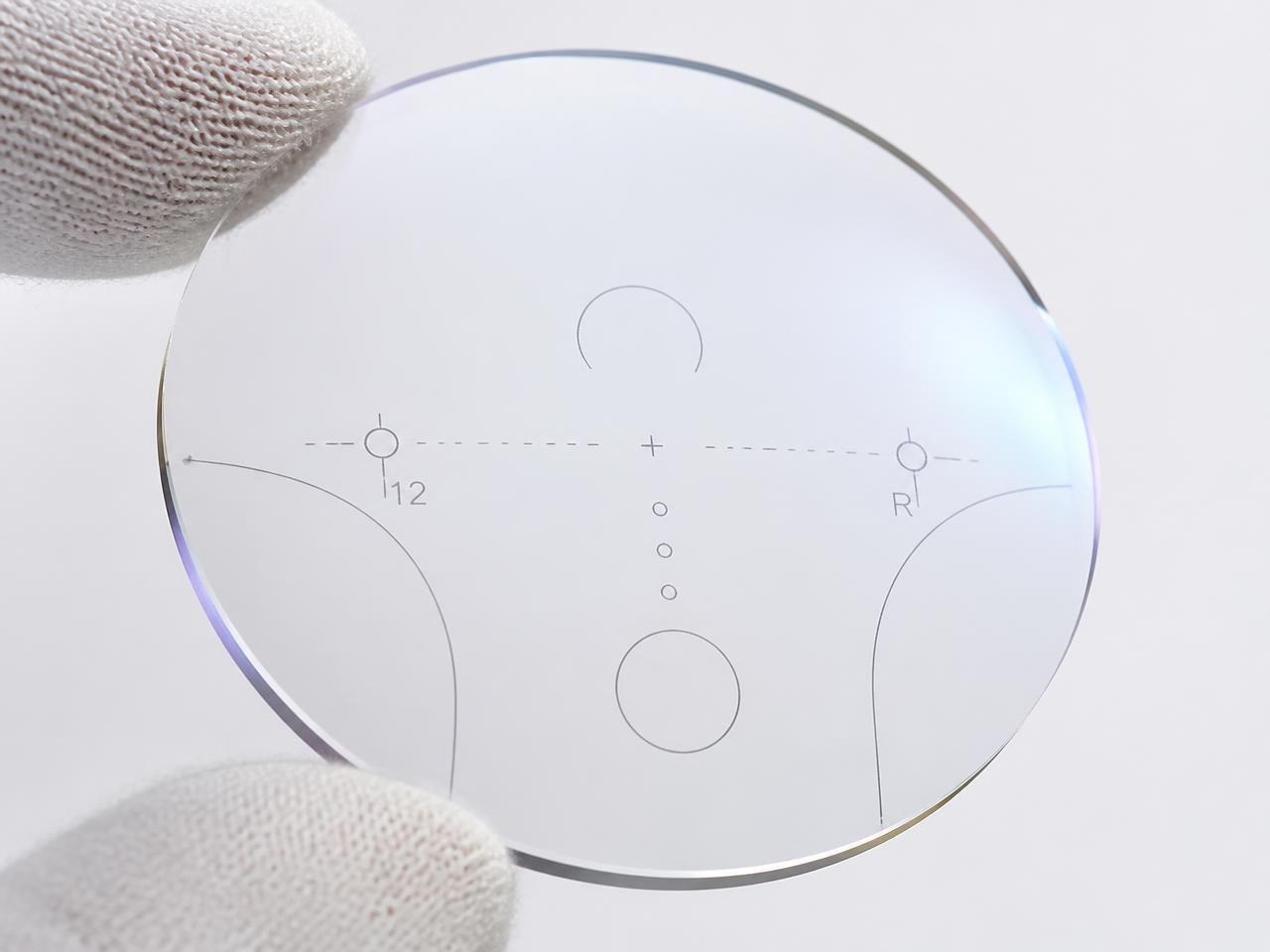 Lente multifocal real com as marcações de longe, intermediário e perto